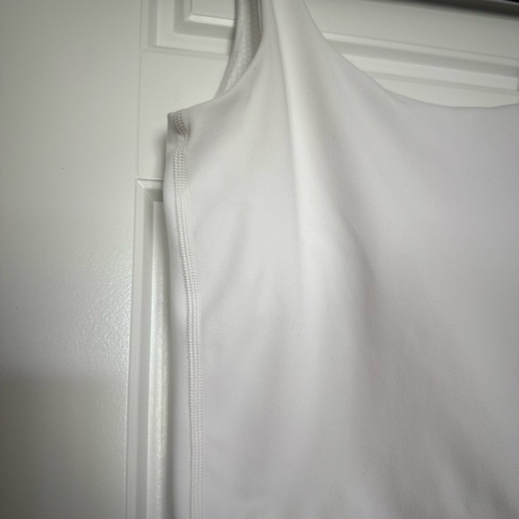 vuori women’s daily crop in white (no pads) - Picture 14 of 14